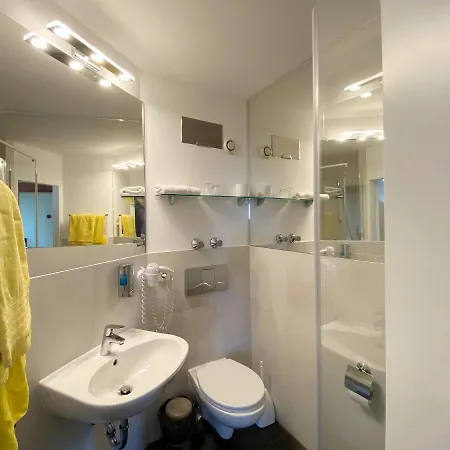 Zum Grunen Turm Гостевой дом Хоэн-Нойендорф